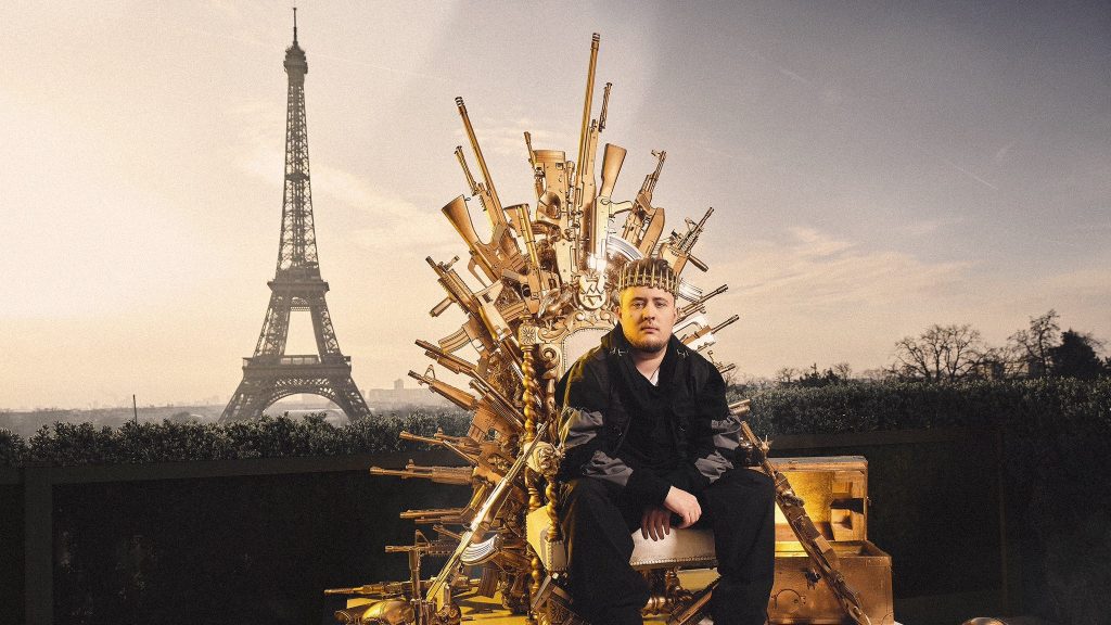 L'équipe française de Counter-Strike renouvelle le contrat de leur star et célèbre en le plaçant sur un trône d'arme dorée devant la Tour Eiffel. - Gamerush