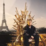 L'équipe française de Counter-Strike renouvelle le contrat de leur star et célèbre en le plaçant sur un trône d'arme dorée devant la Tour Eiffel. - Gamerush
