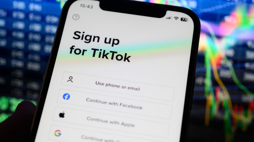 Le nouveau programme de rémunération pousse les créateurs TikTok à inonder la plateforme de théories du complot générées par IA. - Gamerush