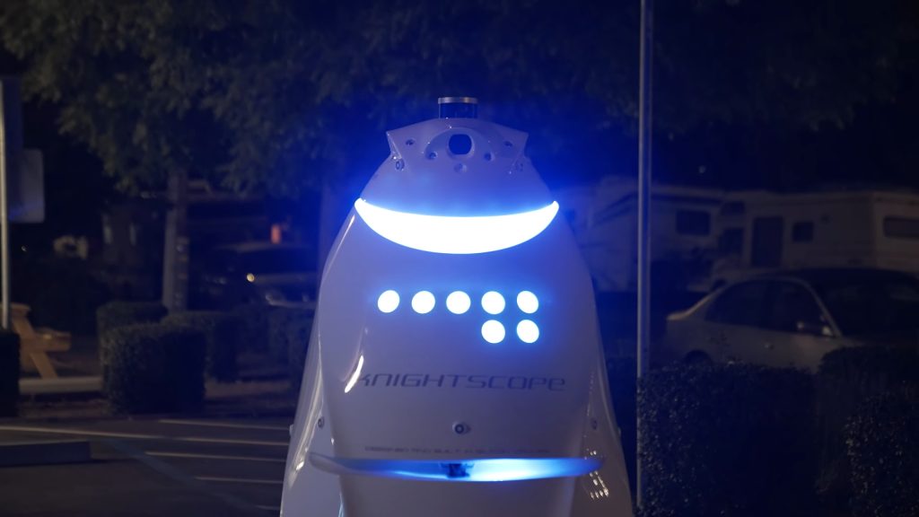 Un robot de sécurité, visiblement contrarié, surveille les portes d'un aéroport texan. - Gamerush